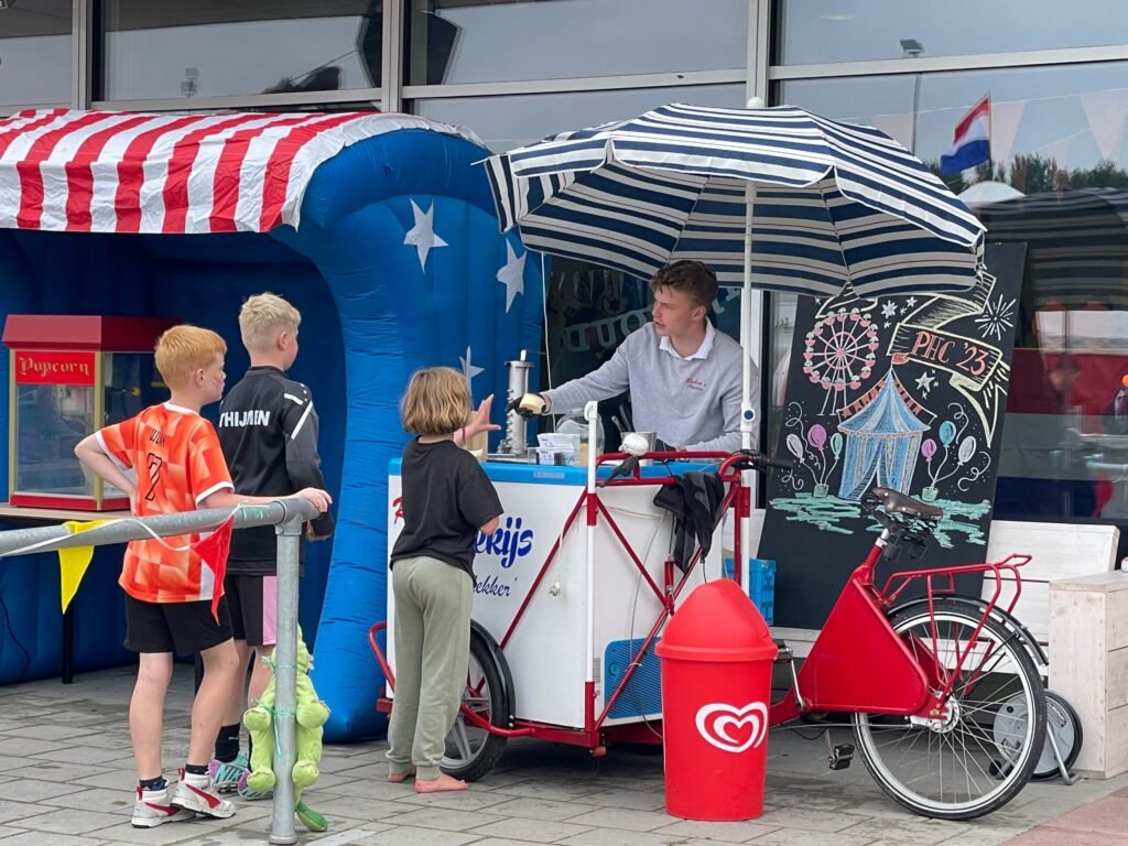 Kinderen genieten van ouderwets lekker wafelsteekijs bij Ruben's nostalgische ijskar