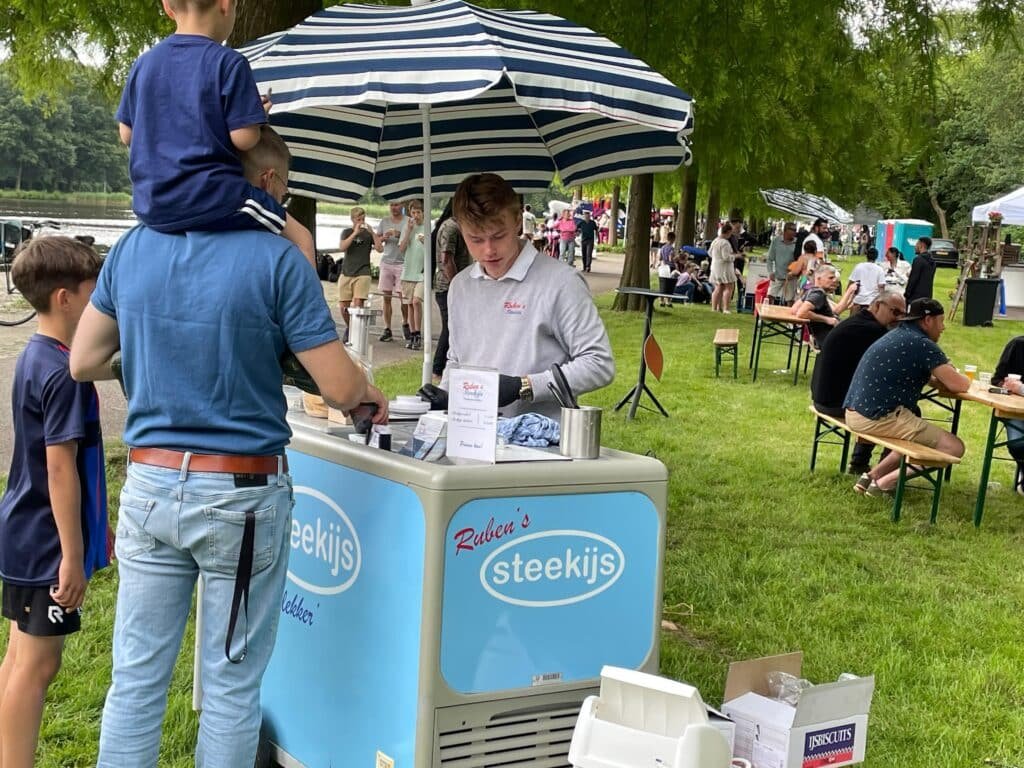 Ruben's Steekijs serveert ouderwets lekker steekijs op een zomerfeest.